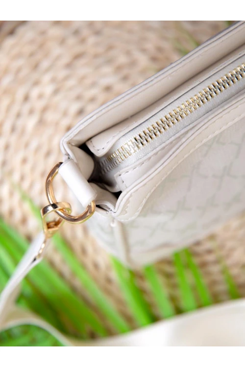 حقيبة مزينه بميدالية