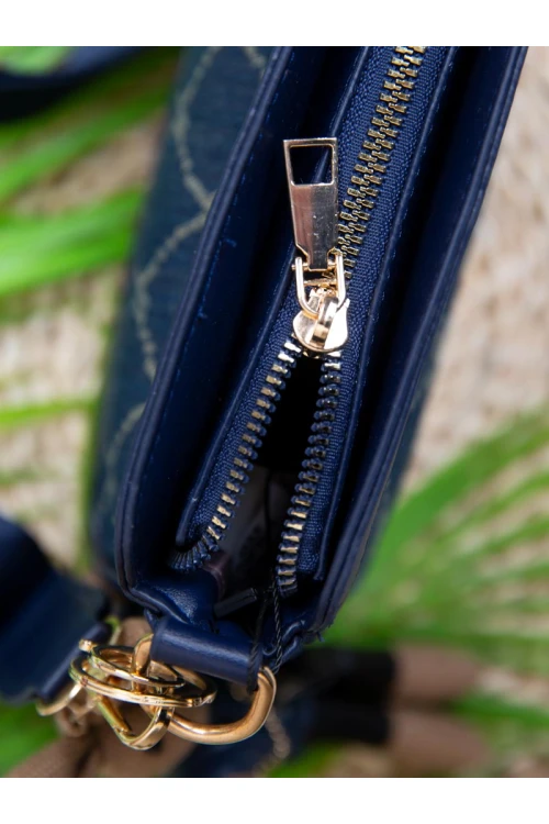 حقيبة مزينه بميدالية