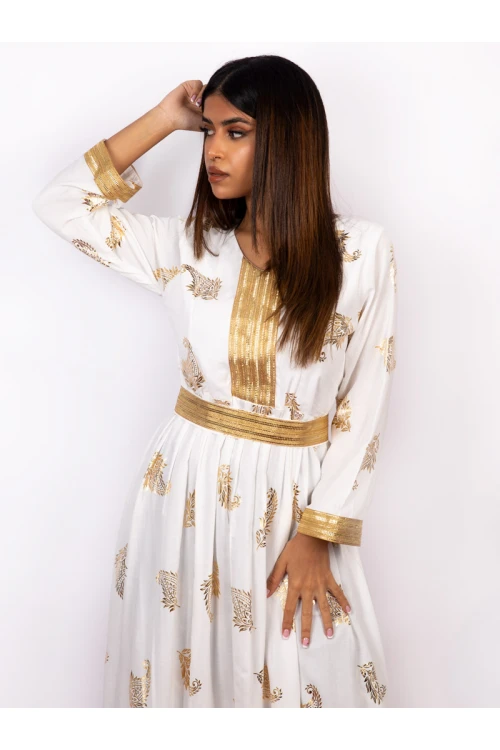 جلابيات يوم التأسيس بكلفة وطبعة ذهبية