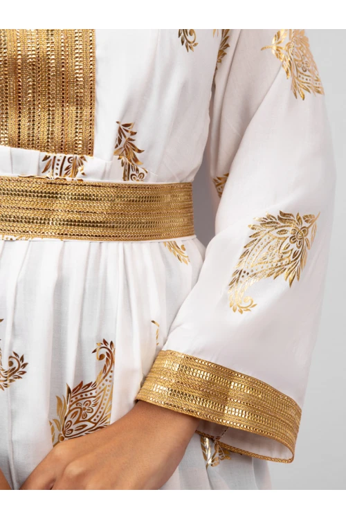 جلابيات يوم التأسيس بكلفة وطبعة ذهبية