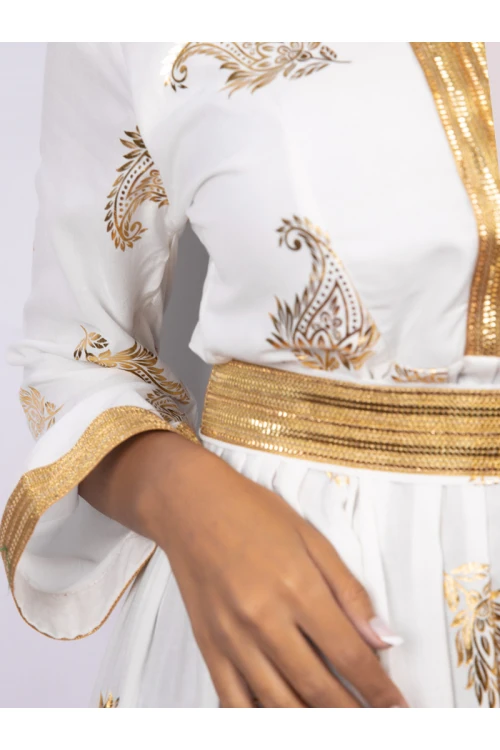 جلابيات يوم التأسيس بكلفة وطبعة ذهبية