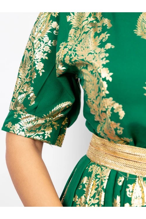 جلابيات يوم التأسيس بقصة أكمام قصيرة ونقشات ذهبية