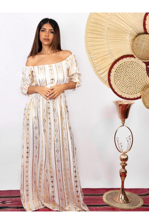 فستان يوم التأسيس منسدل الأكتاف وبحزام للخصر