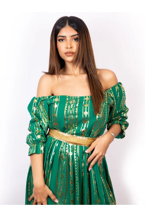 فستان يوم التأسيس منسدل الأكتاف وبحزام للخصر