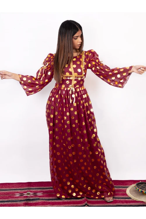 جلابية يوم التأسيس مزمومة الخصر بطبعات ذهبية