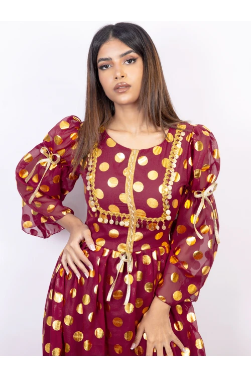 جلابية يوم التأسيس مزمومة الخصر بطبعات ذهبية