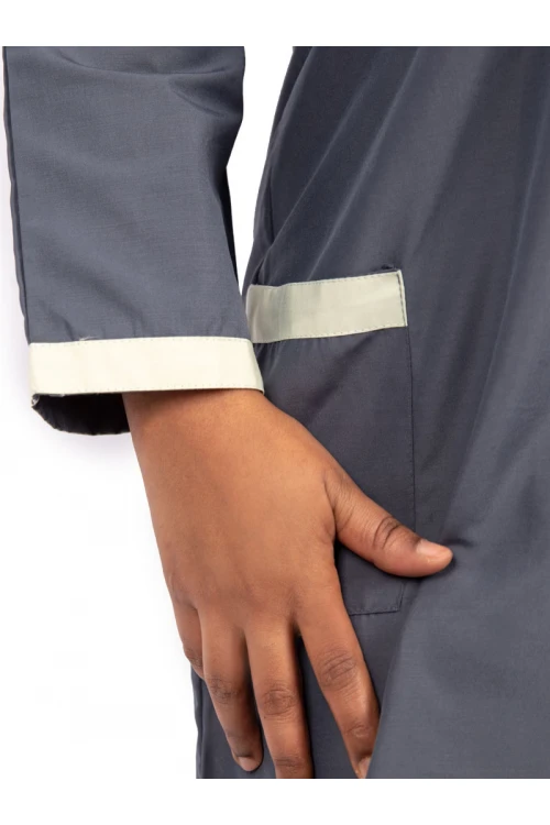 زي عاملات يتميز بسحاب واكمام طويلة مع جيوب أمامية