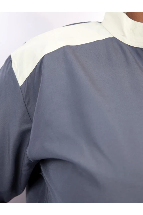 زي عاملات يتميز بسحاب واكمام طويلة مع جيوب أمامية