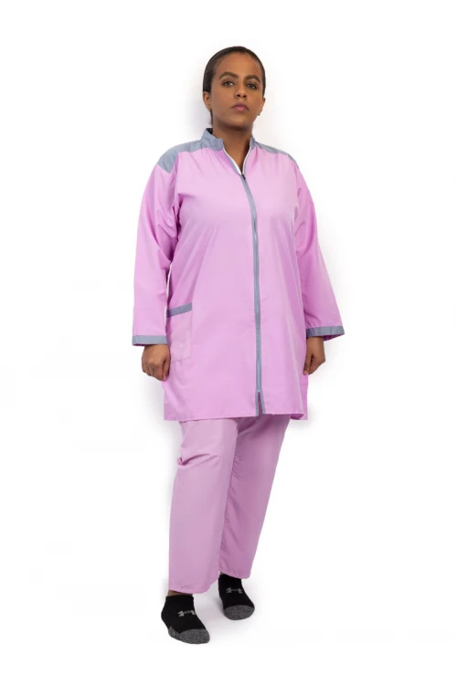 زي عاملات يتميز بسحاب واكمام طويلة مع جيوب أمامية