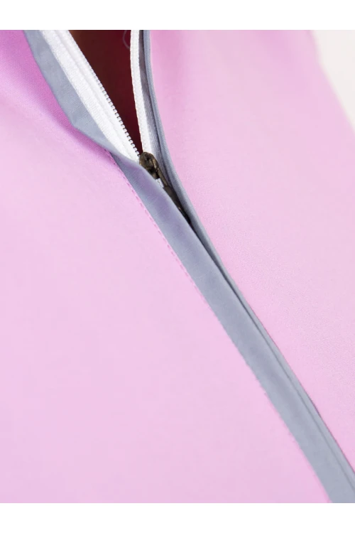 زي عاملات يتميز بسحاب واكمام طويلة مع جيوب أمامية