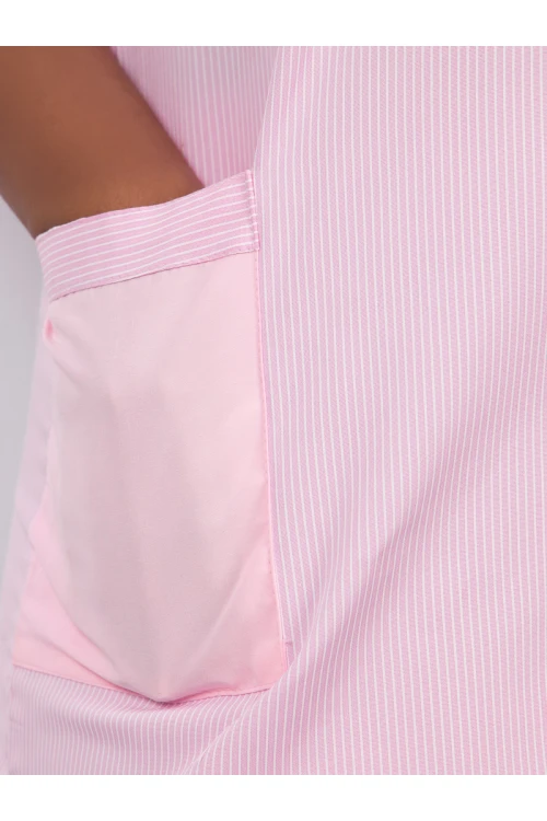 زي عاملات مخطط يتميز بسحاب واكمام قصيرة مع جيوب أمامية