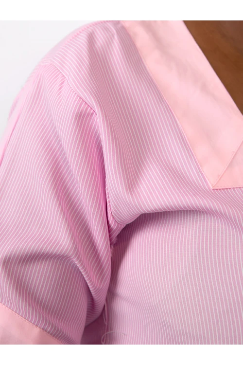 زي عاملات مخطط يتميز بسحاب واكمام قصيرة مع جيوب أمامية