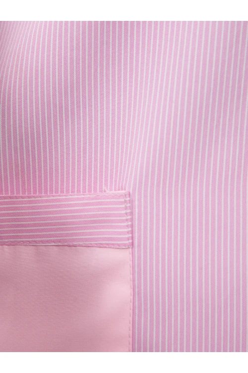 زي عاملات مخطط يتميز بسحاب واكمام قصيرة مع جيوب أمامية