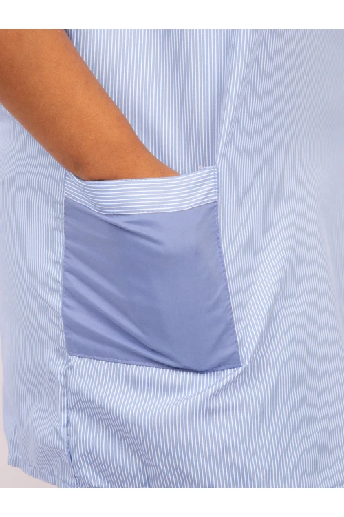 زي عاملات مخطط يتميز بسحاب واكمام قصيرة مع جيوب أمامية