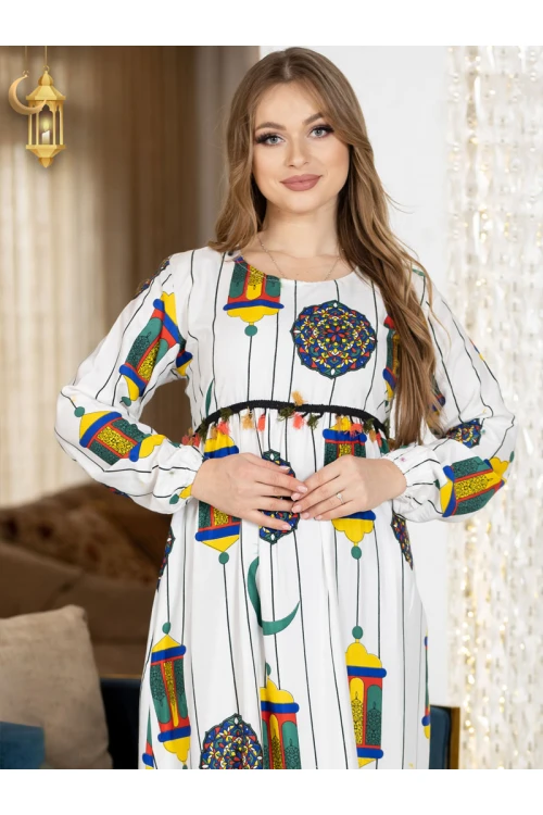 جلابية رمضانية نسائية تتميز بأكمام  طويلة مزينة برسومات رمضانية