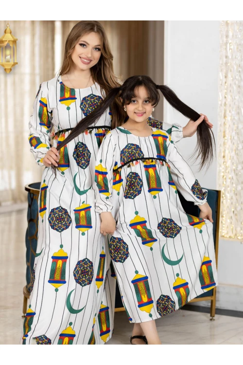 جلابية رمضانية نسائية تتميز بأكمام  طويلة مزينة برسومات رمضانية