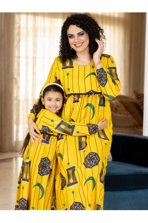 جلابية رمضانية نسائية تتميز بأكمام  طويلة مزينة برسومات رمضانية