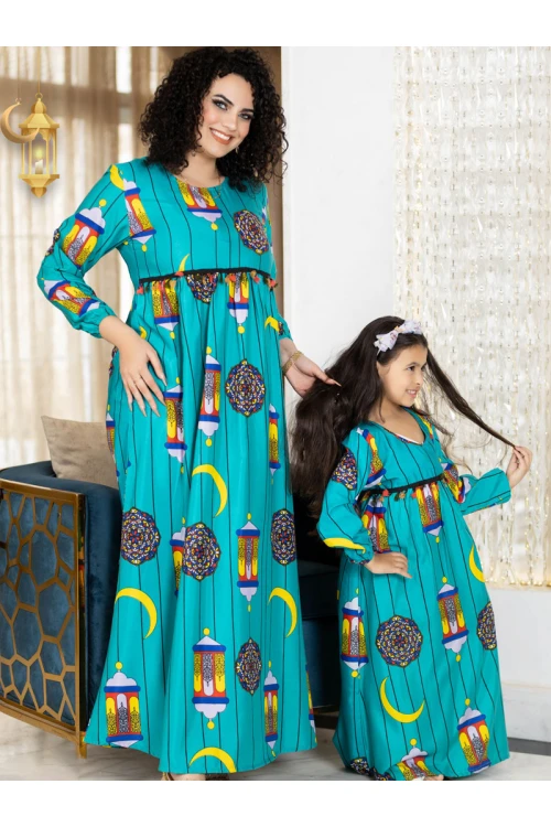 جلابية رمضانية نسائية تتميز بأكمام  طويلة مزينة برسومات رمضانية