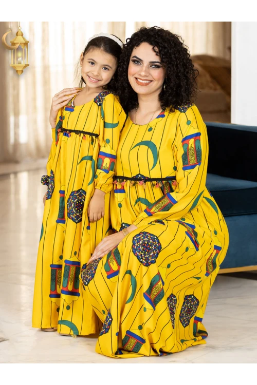 جلابية رمضانية نسائية تتميز بأكمام  طويلة مزينة برسومات رمضانية