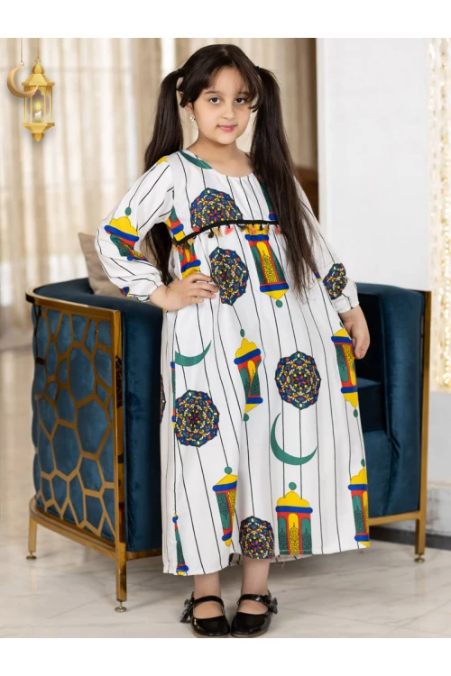 جلابية رمضانية بناتي تتميز بأكمام  طويلة مزينة برسومات رمضانية