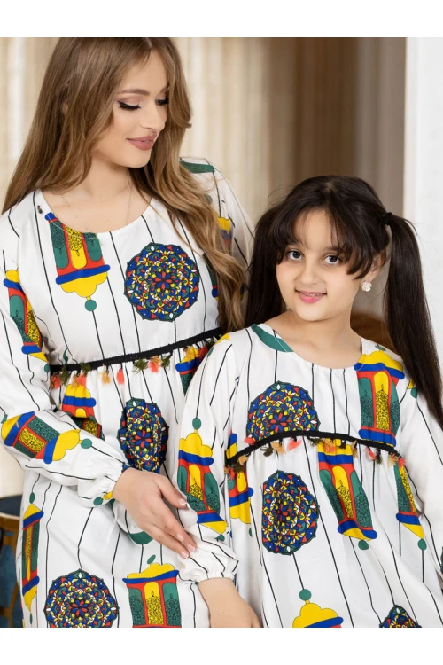 جلابية رمضانية بناتي تتميز بأكمام  طويلة مزينة برسومات رمضانية