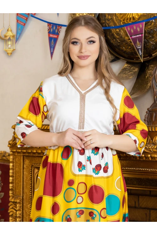 جلابية رمضانية تتميز بأكمام قصيرة مزينة بالزهور