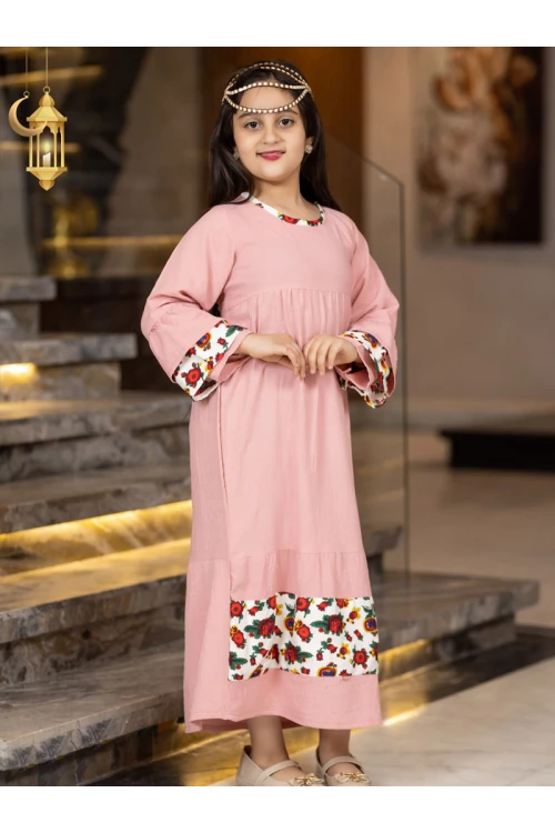جلابية رمضانية بناتي تتميز بأكمام طويلة واطراف مزينة بالزهور