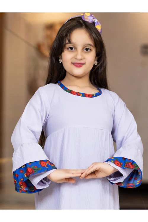 جلابية رمضانية بناتي تتميز بأكمام طويلة واطراف مزينة بالزهور