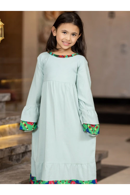 جلابية رمضانية بناتي تتميز بأكمام طويلة واطراف مزينة بالزهور