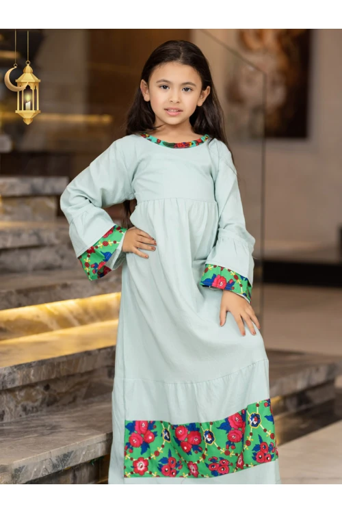 جلابية رمضانية بناتي تتميز بأكمام طويلة واطراف مزينة بالزهور