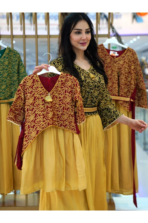 جلابية رمضانية تتميز بأكمام طويلة ومزينة بحروف عربية