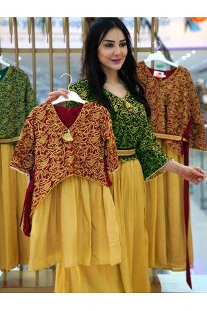 جلابية رمضانية تتميز بأكمام طويلة ومزينة بحروف عربية