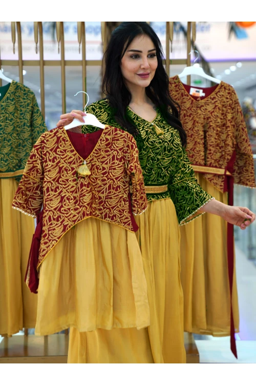 جلابية رمضانية تتميز بأكمام طويلة ومزينة بحروف عربية