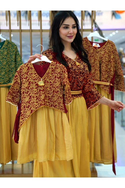 جلابية رمضانية تتميز بأكمام طويلة ومزينة بحروف عربية