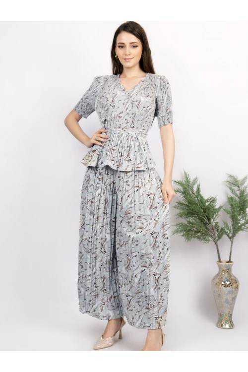 طقم بلوزة مشجرة بأكمام قصيرة وبنطلون مشجر واسع