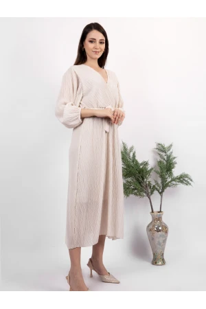 فستان ميدي سادة بأكمام طويلة وحزام على الخصر