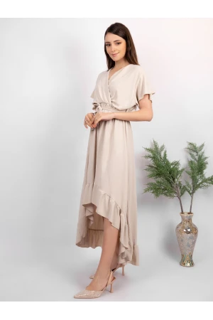 فستان سادة طويل من الخلف وقصير من الامام بأكمام قصيرة وحزام على الخصر