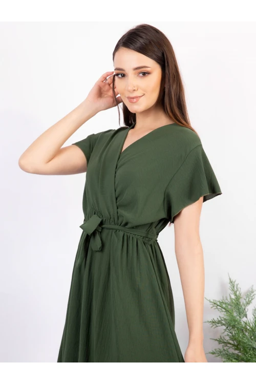 فستان سادة طويل من الخلف وقصير من الامام بأكمام قصيرة وحزام على الخصر