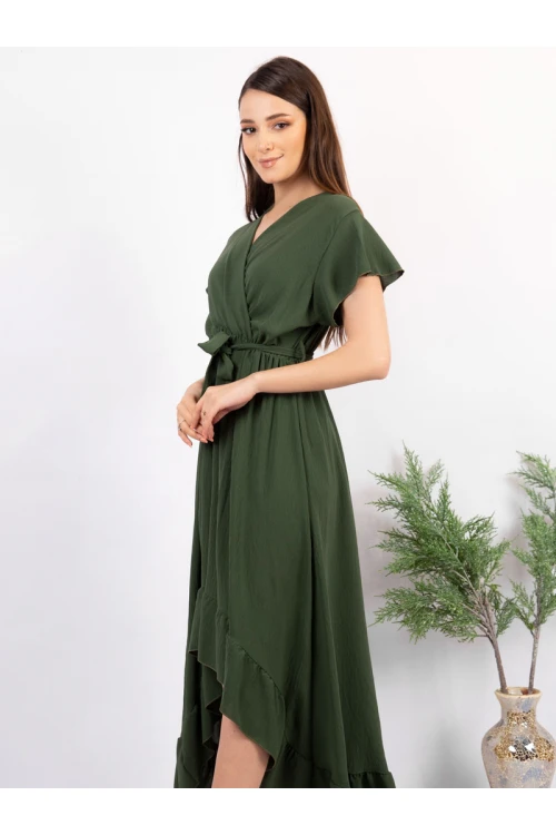 فستان سادة طويل من الخلف وقصير من الامام بأكمام قصيرة وحزام على الخصر