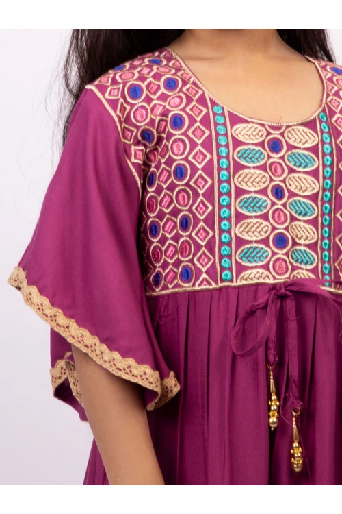 جلابية فريدة بنقش مميز