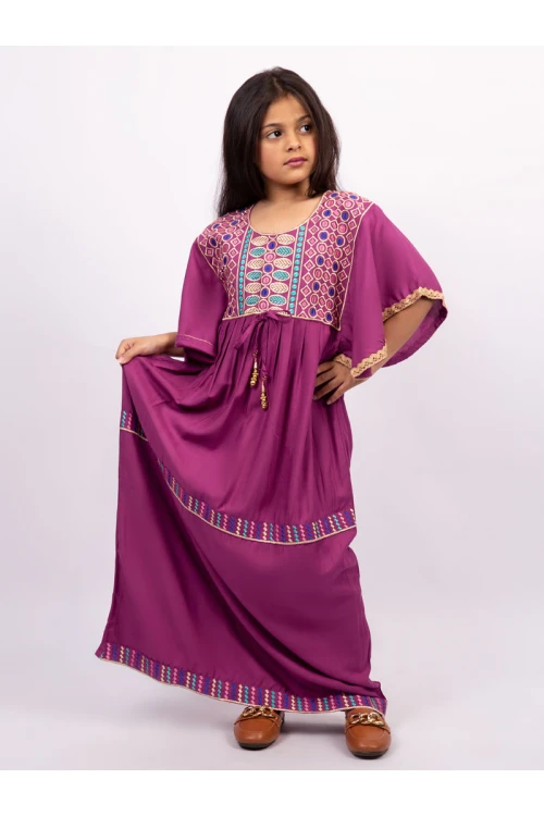 جلابية فريدة بنقش مميز