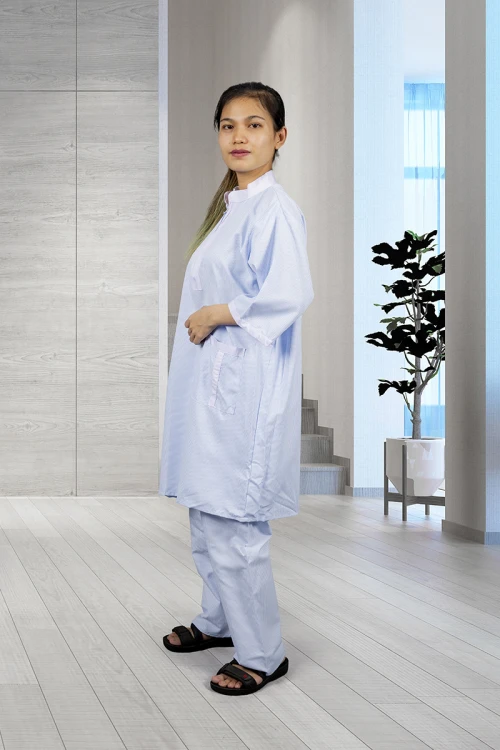 زي عاملات بياقة عالية و سحاب مع جيب