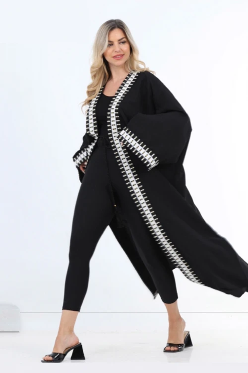 عباية سوداء اكمام مربعة و اطراف مزخرفة