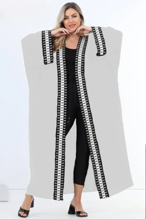 عباية سوداء اكمام مربعة و اطراف مزخرفة