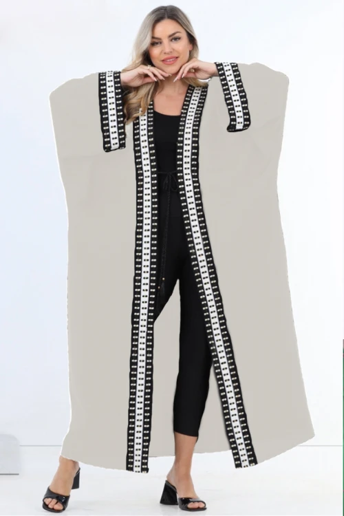 عباية سوداء اكمام مربعة و اطراف مزخرفة