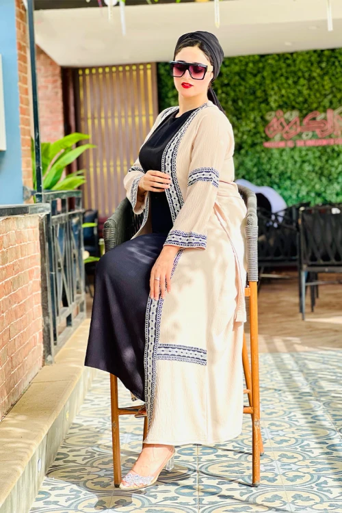 طقم نسائي قطعتين اكمام طولة و اطراف مزخرفة