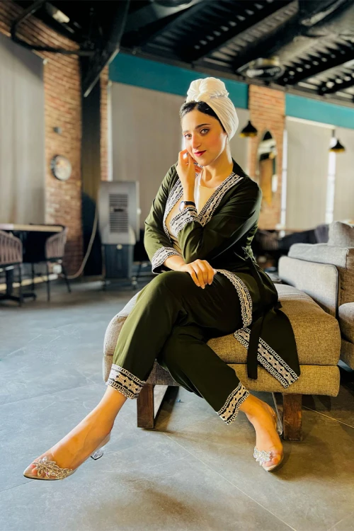 طقم نسائي قطعتين اطراف مزخرفة