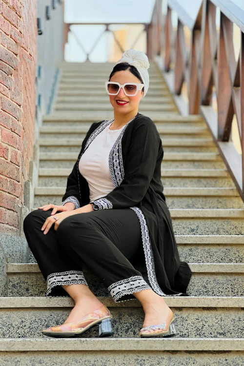 طقم نسائي قطعتين اطراف مزخرفة