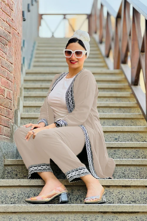 طقم نسائي قطعتين اطراف مزخرفة