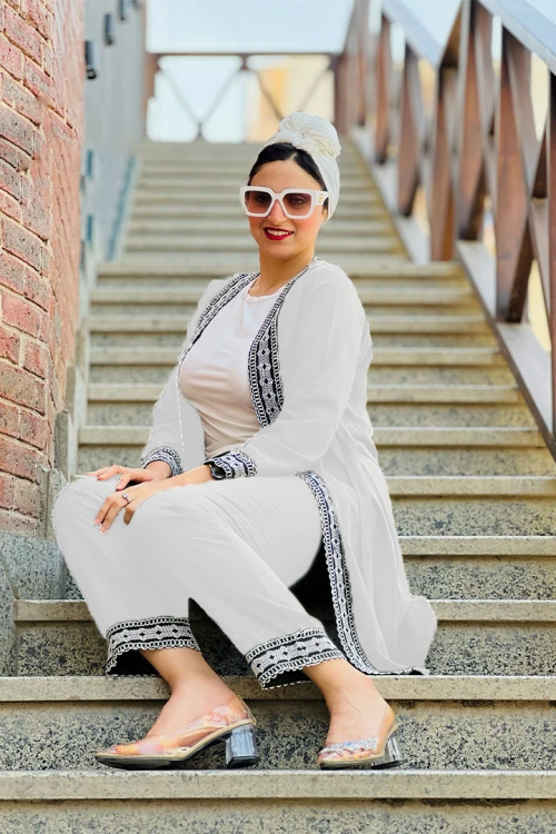 طقم نسائي قطعتين اطراف مزخرفة